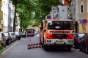 Einsatz BF Baum umgestuerzt Koeln Kalk Eythstr P25